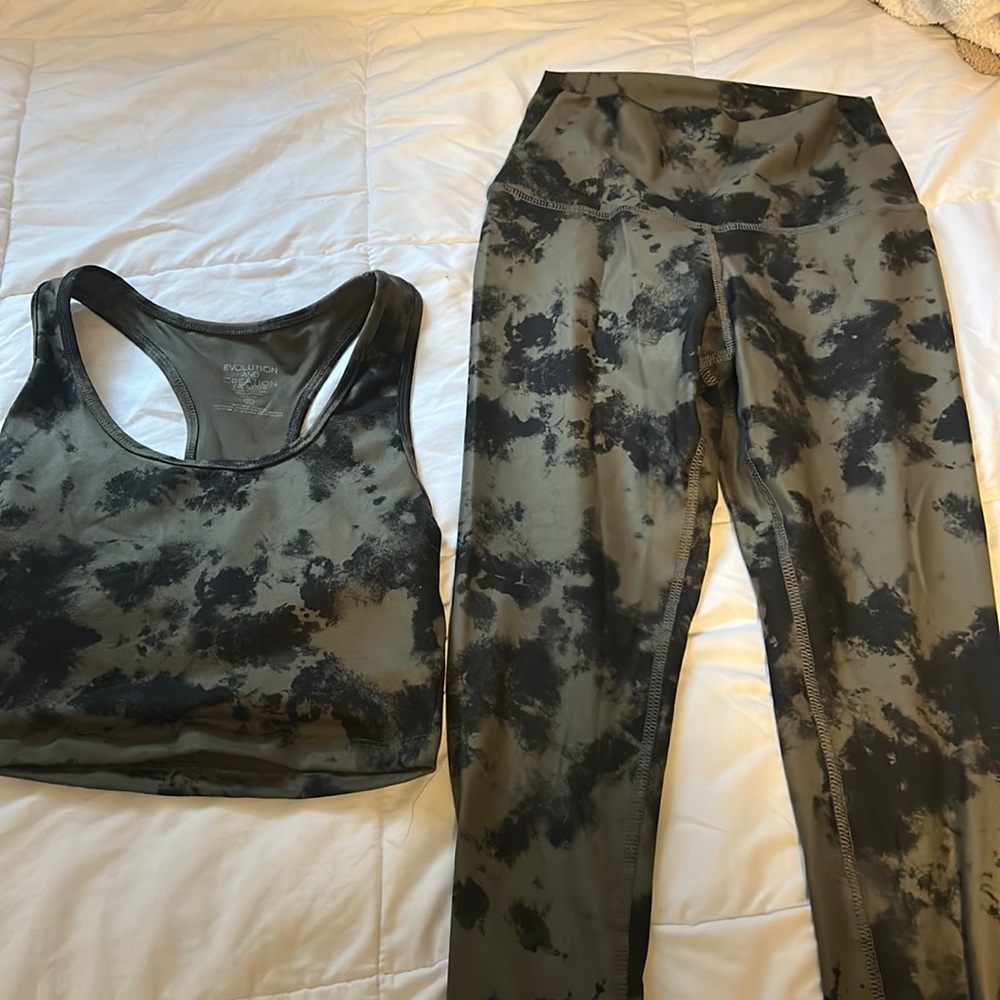 Leggings and workout top set. Never worn. Size small